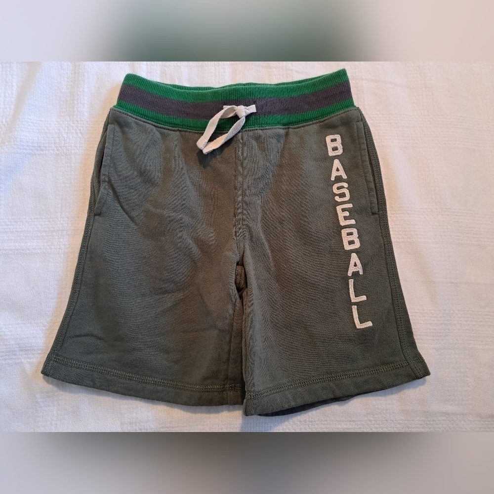 Gymboree boys size 4 baseball green shorts, size tag wrong, sample on back